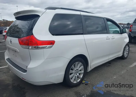 2014 Toyota Sienna Xle 7 Passenger z USA, uszkodzony, nr VIN 5TDDK3DC4ES075659